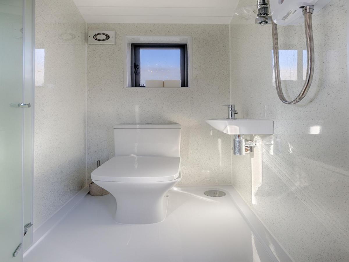 Pass The Keys Whitstable Shepherds Hut Minutes From The Harbour Екстериор снимка