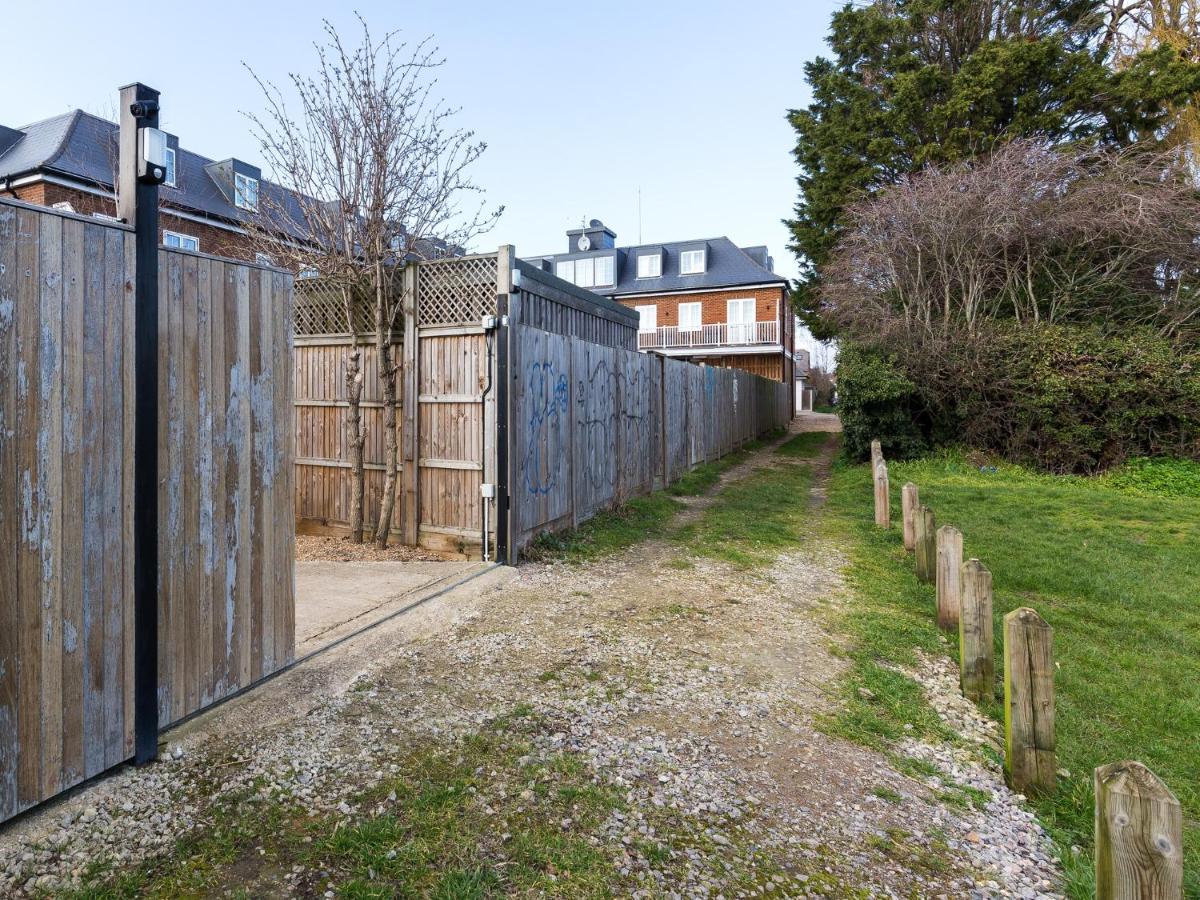 Pass The Keys Whitstable Shepherds Hut Minutes From The Harbour Villa Екстериор снимка